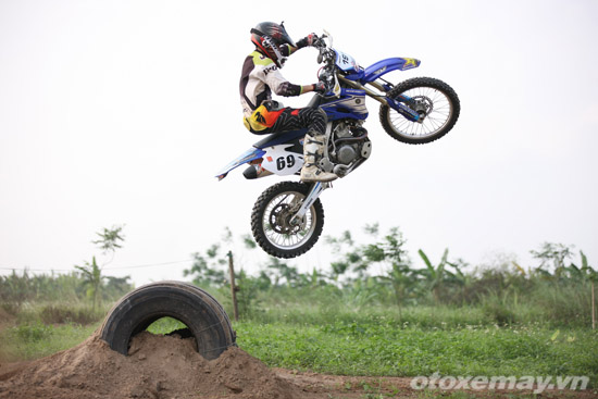 Dân chơi tự làm bãi “bay” cào cào giữa Hà Nội